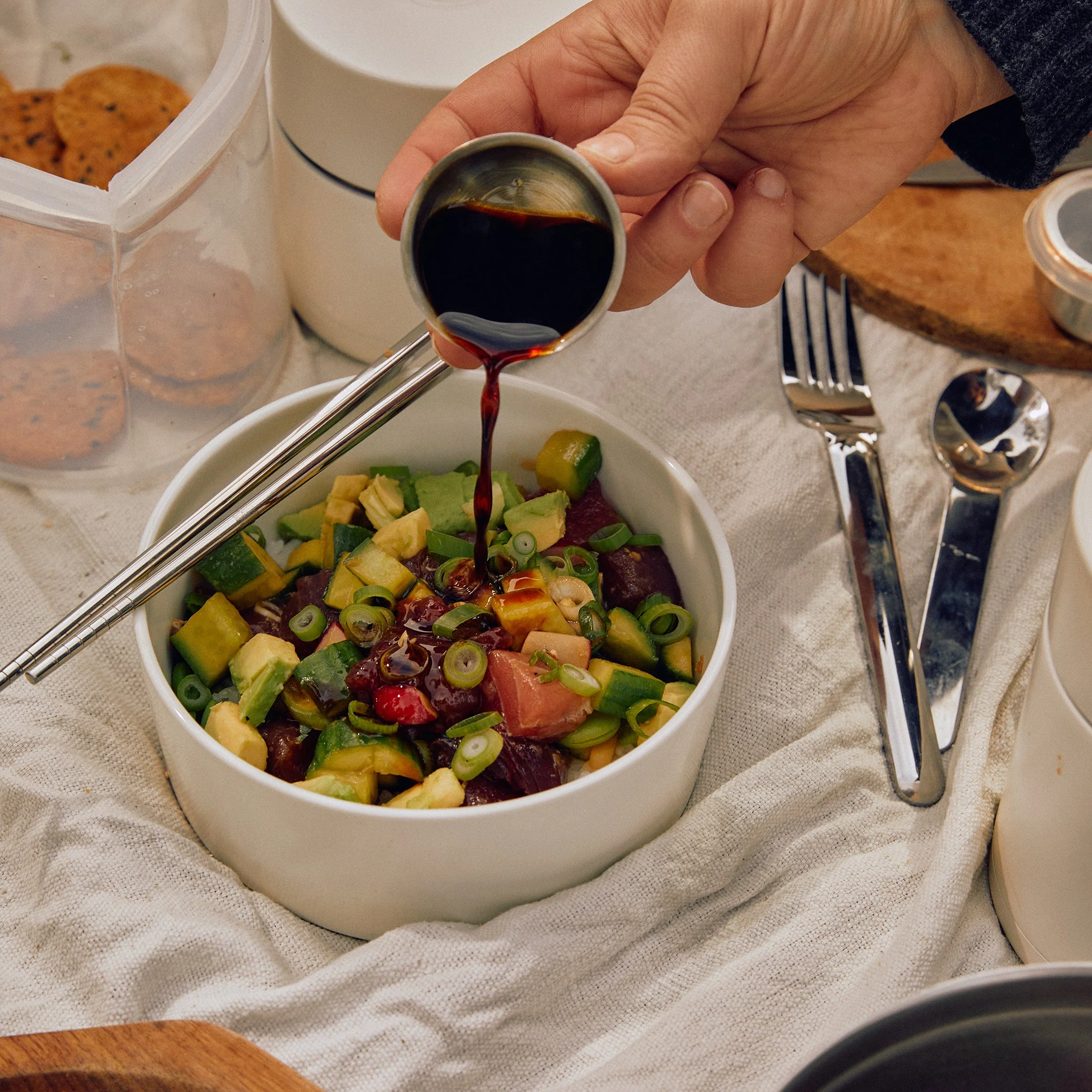 Porcelain Bowl with Glass Lid - 1,500ml - Image 4
